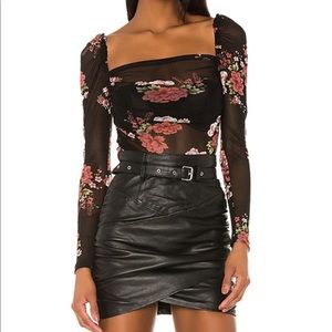 SUPERDOWN Scarlett puff top